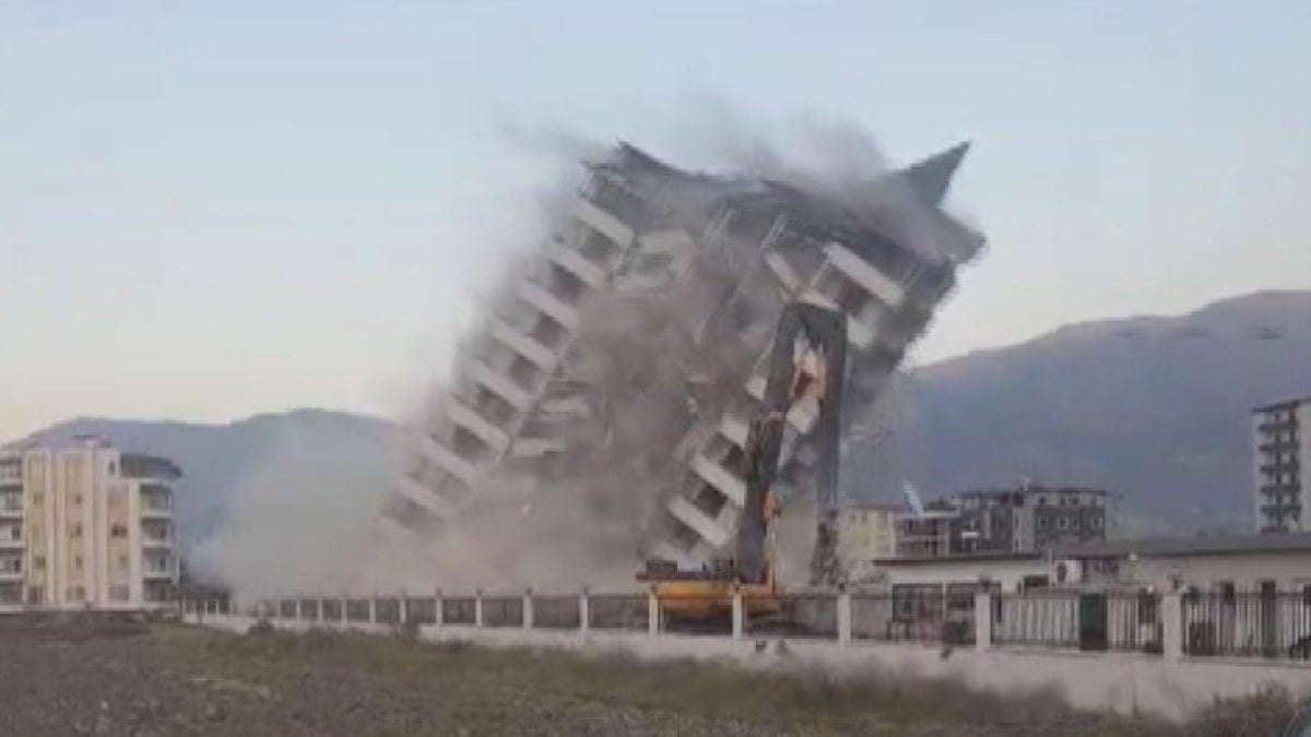 Hatay’da 11 katlı bina yıkım sırasında kağıt gibi yere serildi