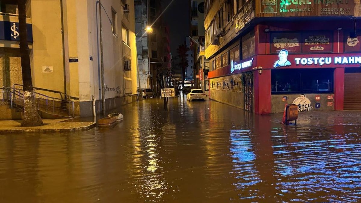 Hatay’da değişmeyen manzara! Cadde ve sokaklar göle döndü