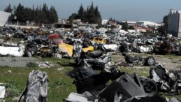 Hatay’da enkazda kalan yüzlerce araç arazilerde bekletiliyor