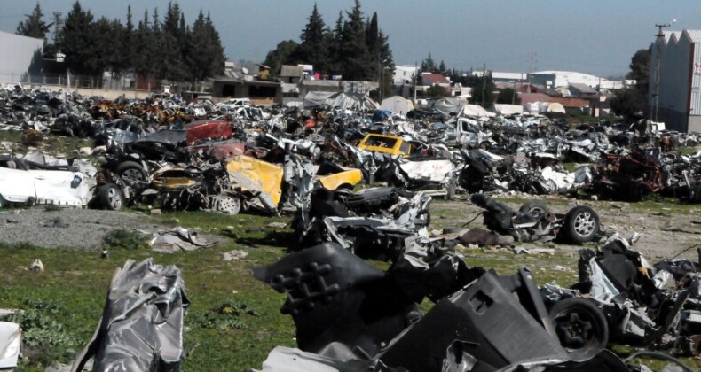 Hatay’da enkazda kalan yüzlerce araç arazilerde bekletiliyor