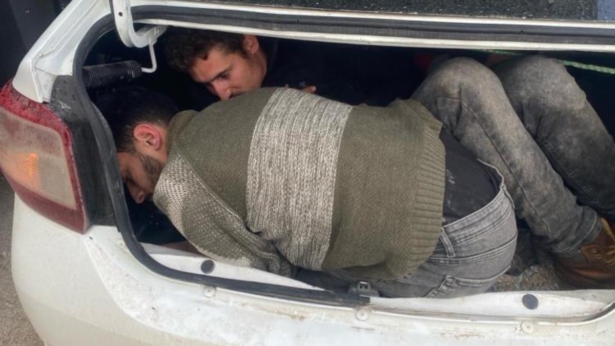 Hatay’da göçmen kaçakçılığı operasyonu: Bagaja bile göçmen sakladılar