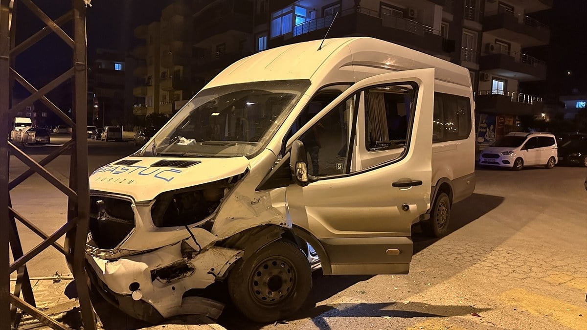 Hatay’da otomobille minibüs çarpıştı: 4 kişi yaralandı