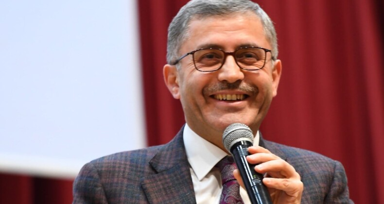 Hilmi Türkmen mutfağa girdi, gençler için sahurda menemen yaptı