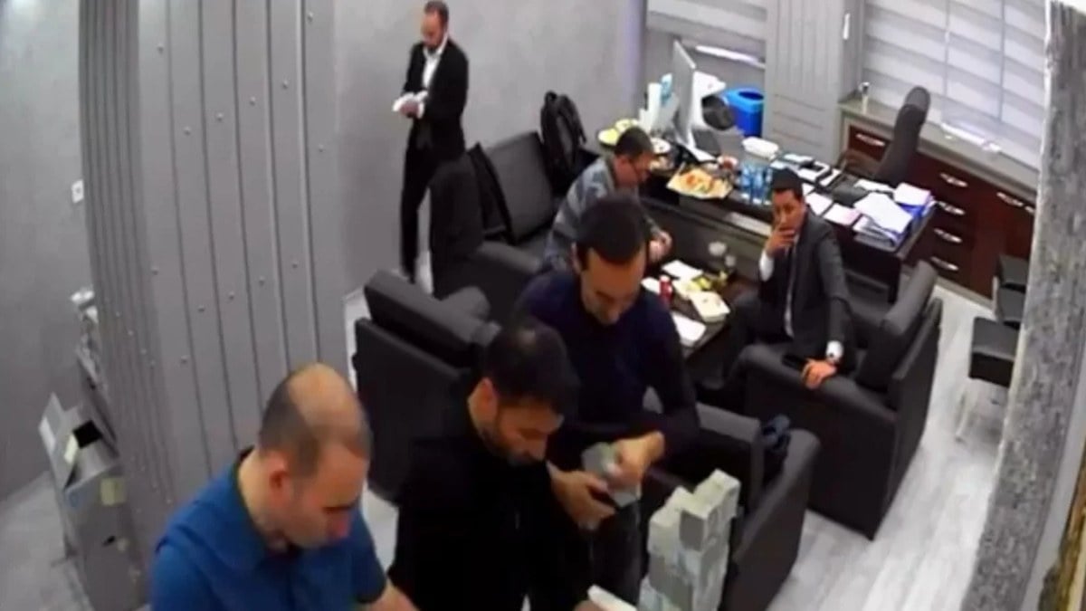 İBB’den çıkan çanta dolusu paraların akıbeti merak ediliyor