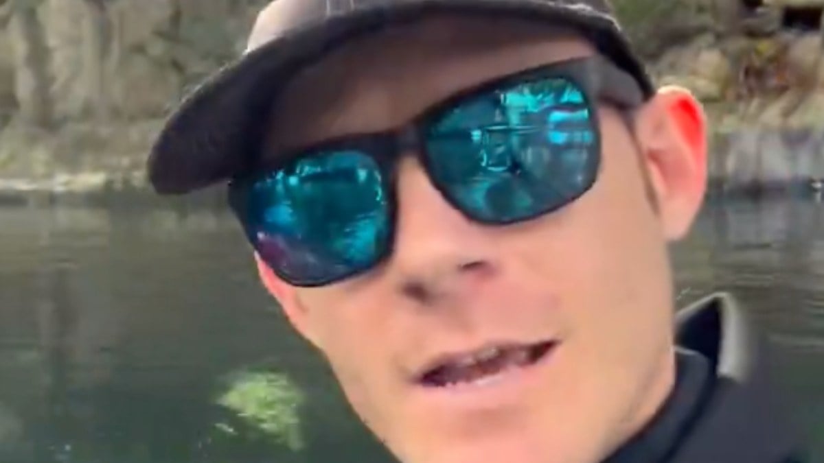 İlginç anlar… 10 yıldır timsahlarla yüzüyor!