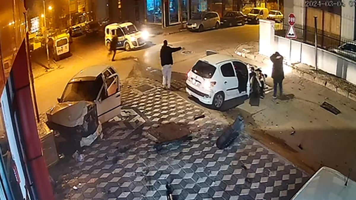 Isparta’da iki araç kafa kafaya çarpıştı: Sürücülerden biri polisi görünce kaçtı