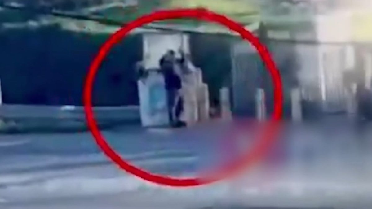 İsrail askeri Batı Şeria’da elleri havada yaşlı bir Filistinliyi öldürdü