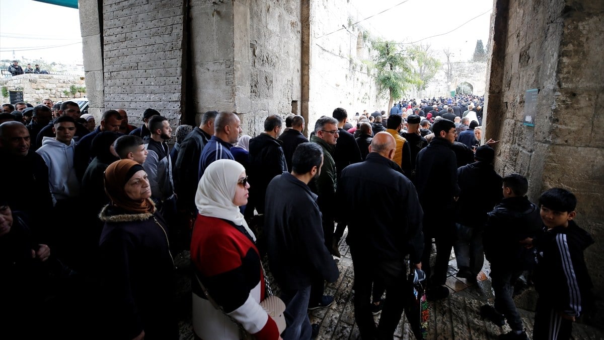 İsrail engeline rağmen 120 bin Filistinli cuma namazını Mescid-i Aksa’da kıldı