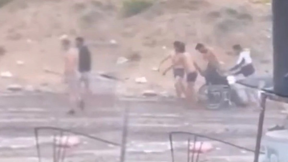 İsrail Şifa Hastanesi’ndeki Filistinlileri yarı çıplak şekilde göçe zorladı