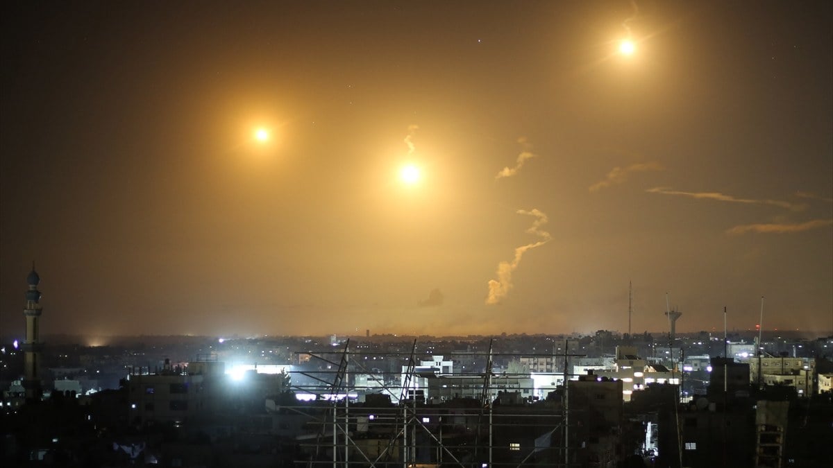 İsrail, yardım bekleyen Filistinlilere gerçek mermilerle saldırdı