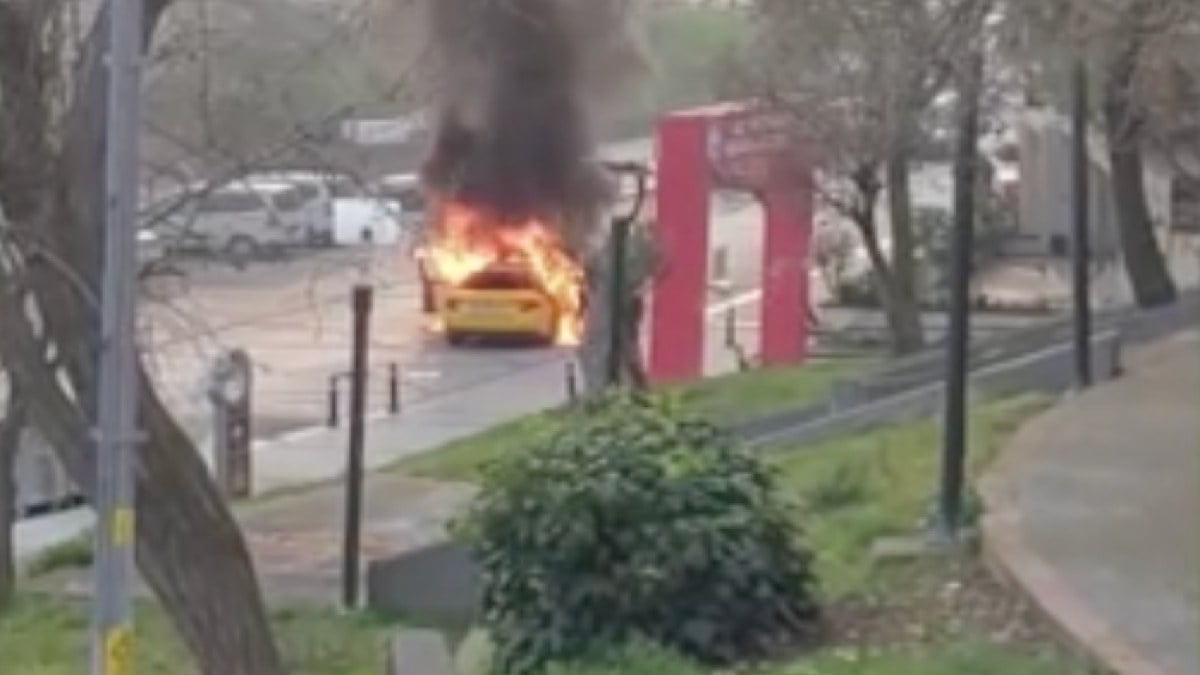İstanbul Avcılar’da alev alan taksi park halindeki otomobile çarptı