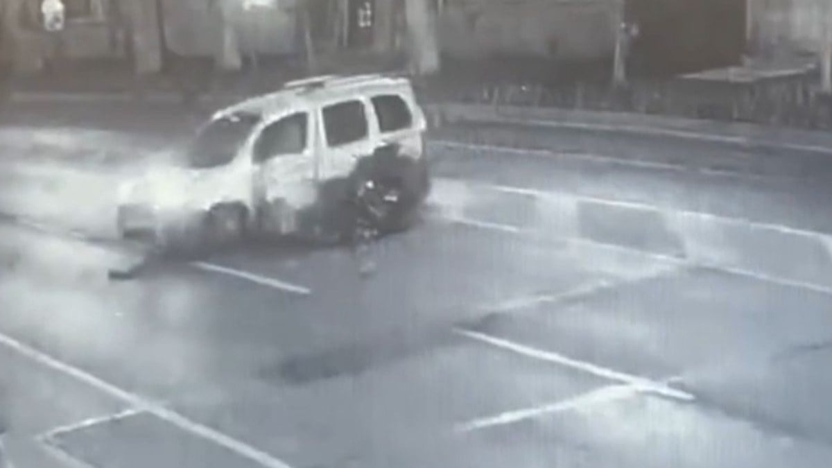 İstanbul Beşiktaş’ta hatalı dönüş yapan araca motosiklet çarptı