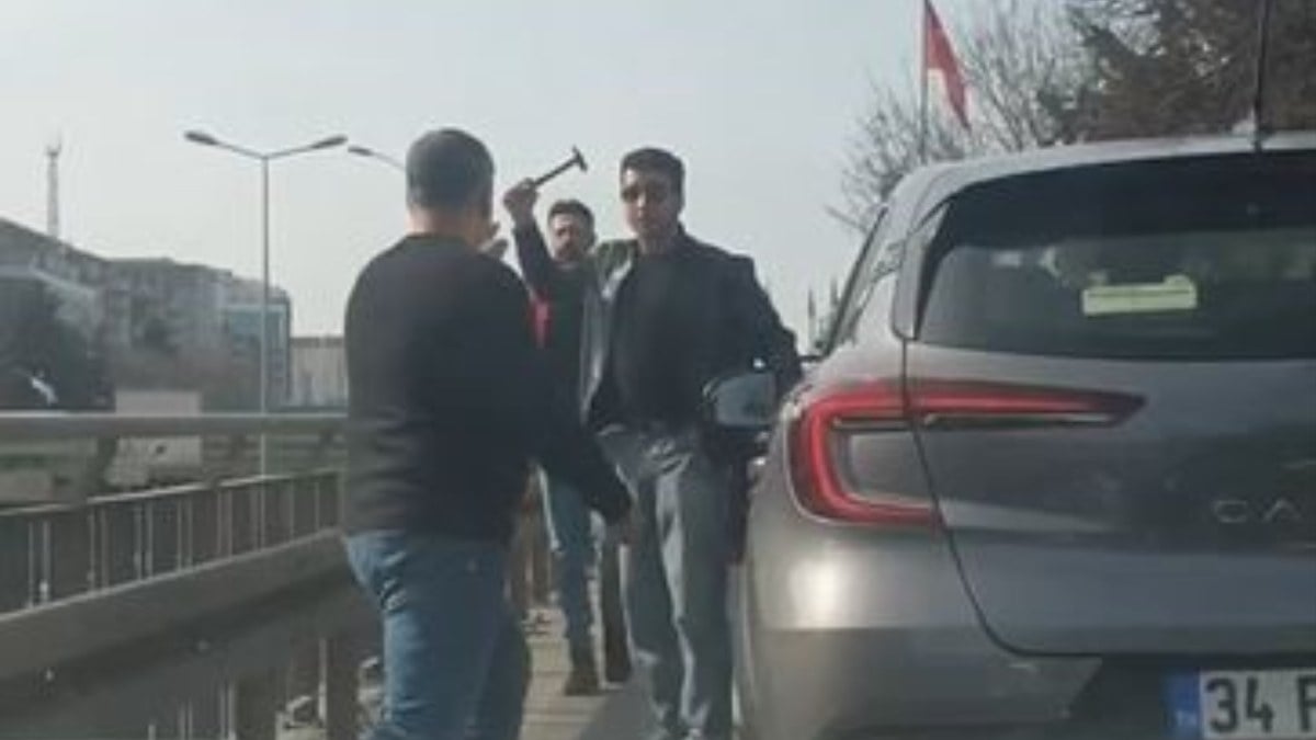 İstanbul Beylikdüzü’nde iftar saatinde sürücüler arasında çekiçli kavga
