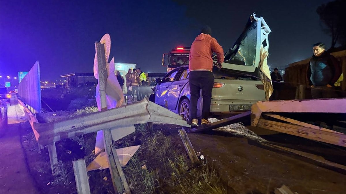 İstanbul Gaziosmanpaşa’da ikiye bölünen otomobilin sürücüsü ağır yaralandı