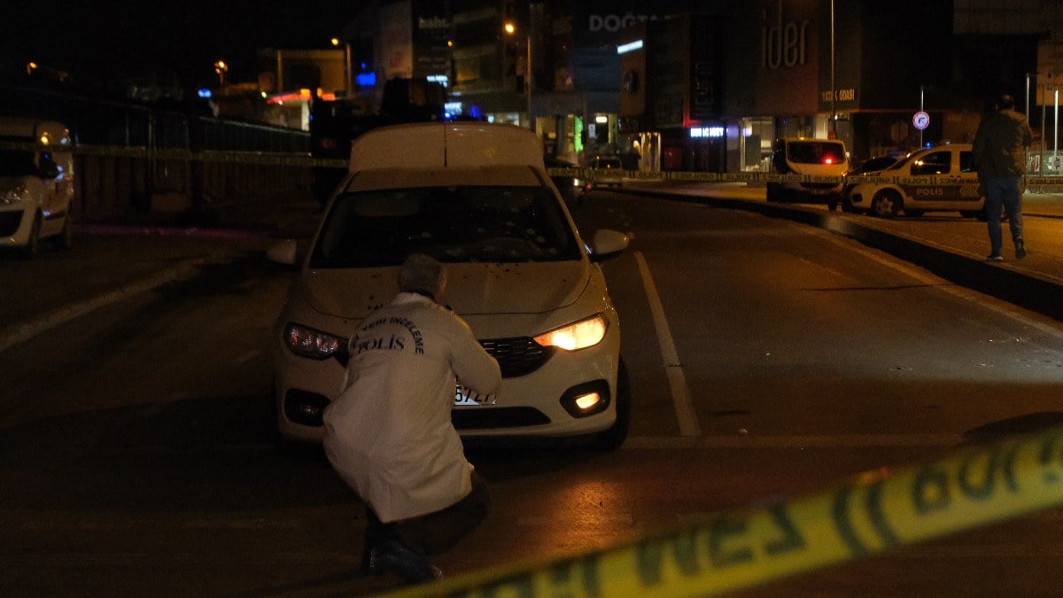 İstanbul Ümraniye’de ışıkta duran otomobile silahlı saldırı: 1’i ağır 2 yaralı
