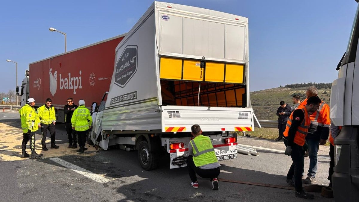 İstanbul’da arıza yapan tıra çarptı… Hurdaya çıktı
