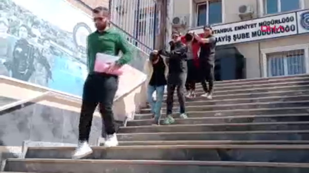 İstanbul’da bıçakla tehdit edip otomobili çaldılar: Çalıntı araçla yakalandılar