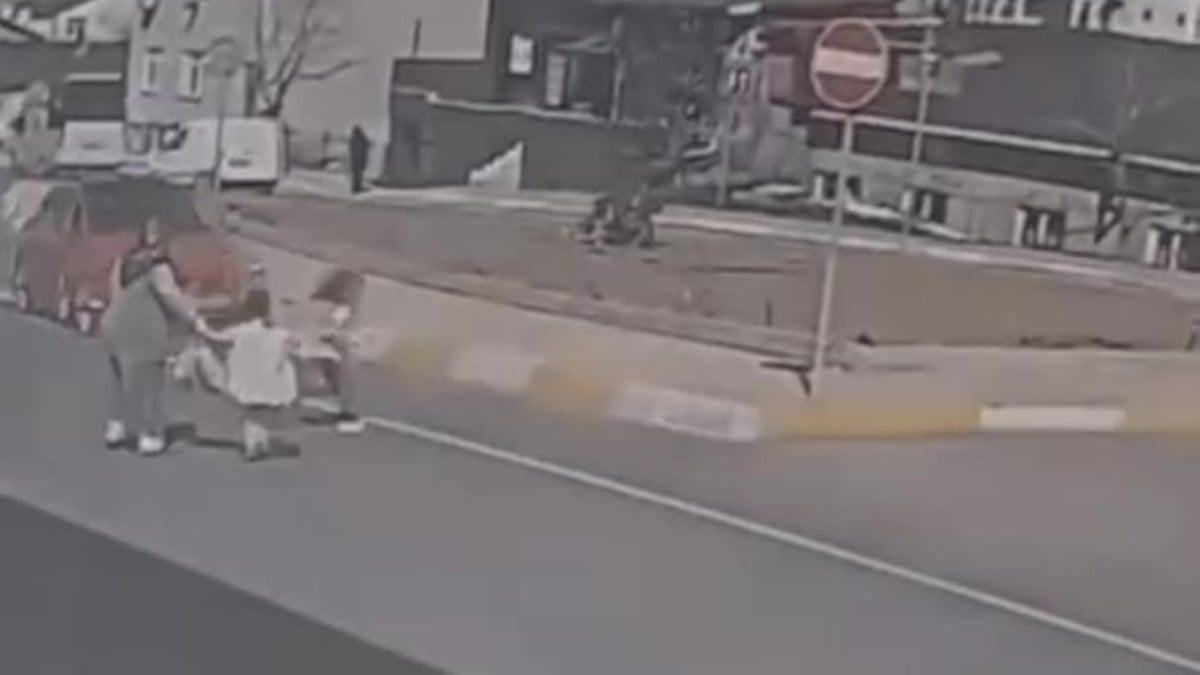 İstanbul’da çarptığı çocuk metrelerce savruldu, sürücü kaçtı
