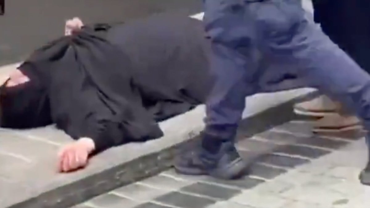 İstanbul’da çarşaflı bir kadına dayak! Yerlerde sürüklendi…