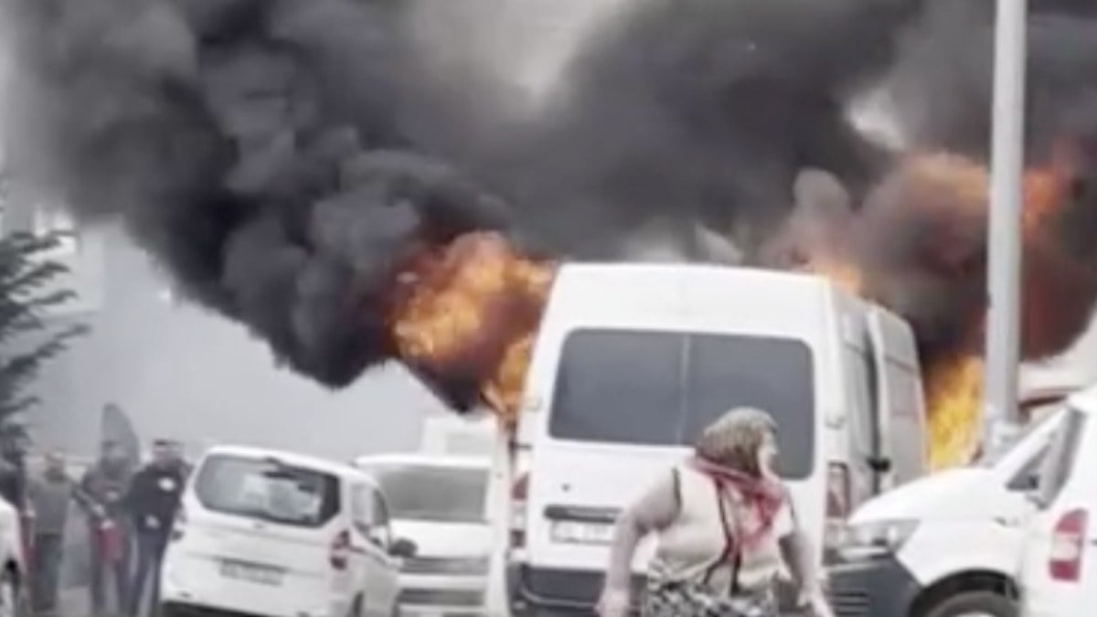 İstanbul’da çıkan yangında araç cayır cayır yandı