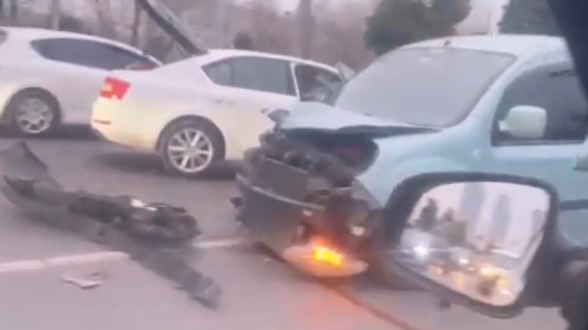 İstanbul’da direksiyon hakimiyetini kaybetti: Refüjü aşıp karşı şeride geçti