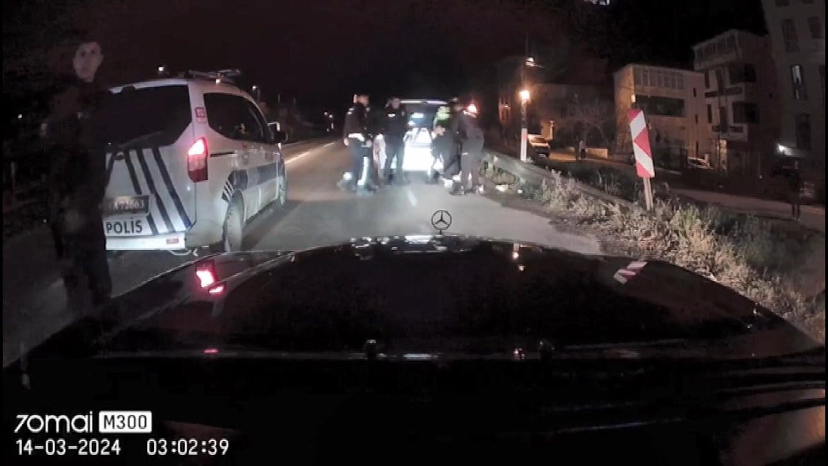 İstanbul’da dur ihtarına uymadı: Aracından 12 kaçak göçmen çıktı