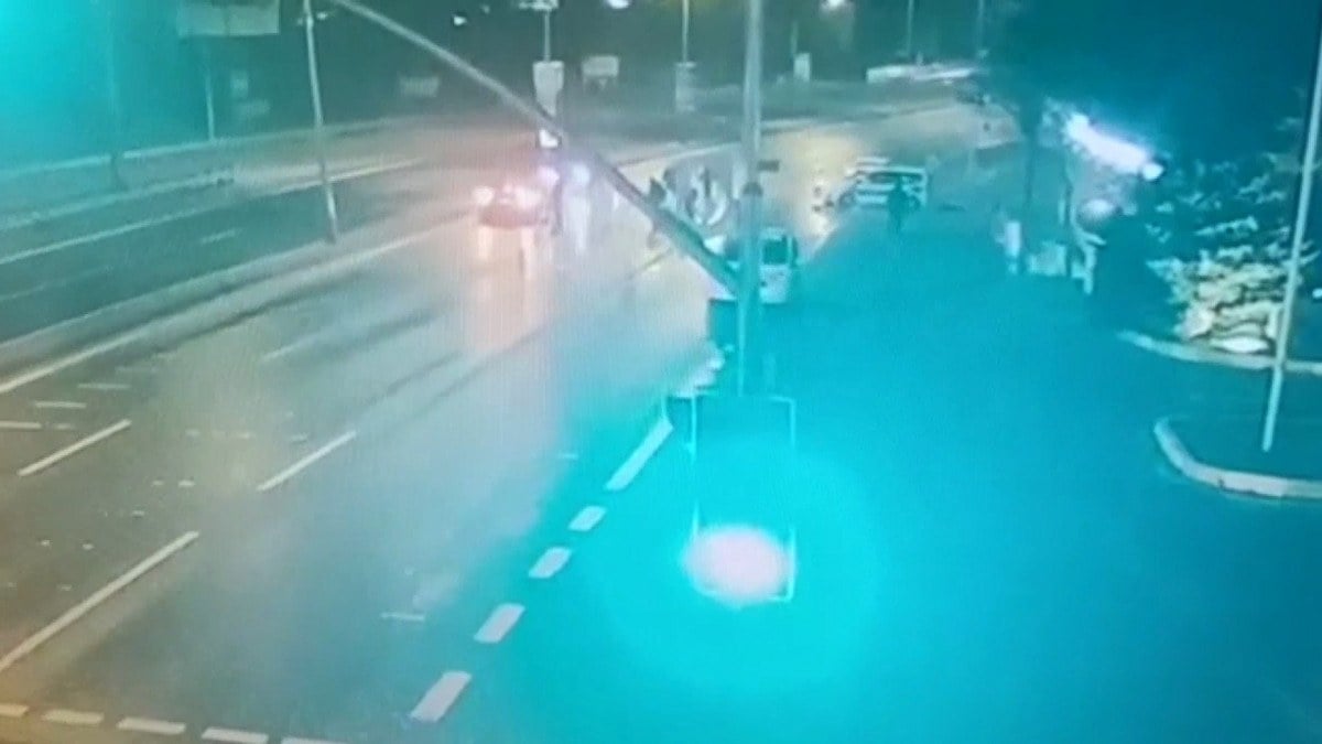 İstanbul’da dur ihtarına uymayan şüpheli polise çarpıp kaçtı