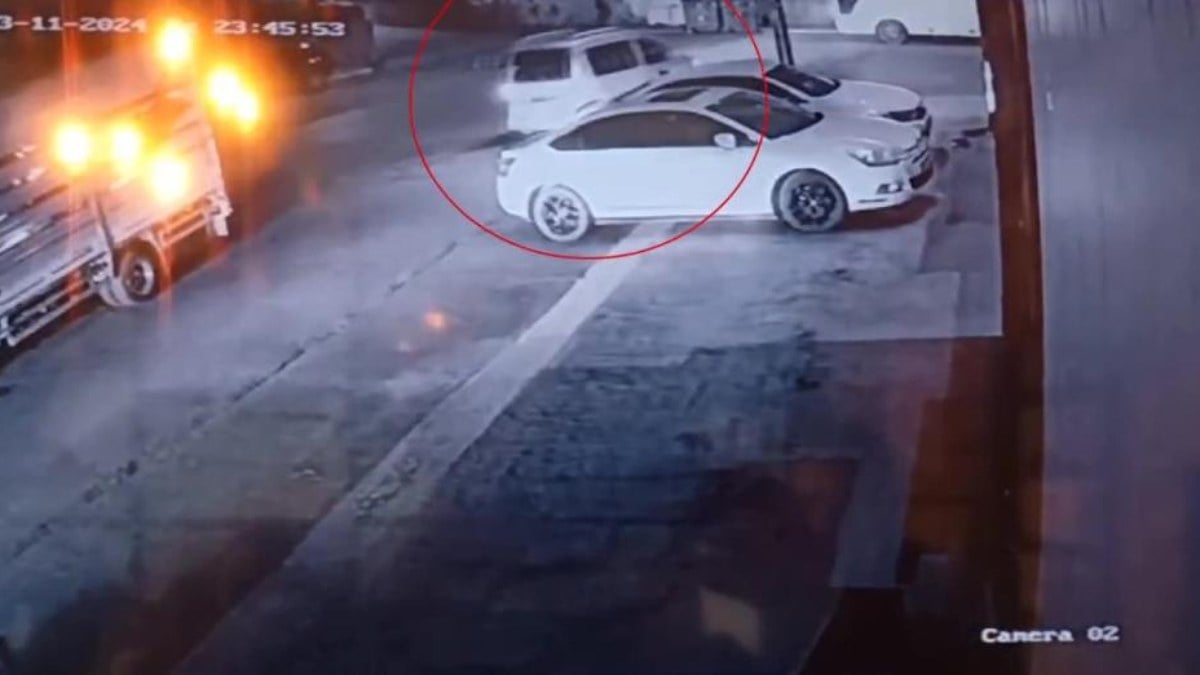 İstanbul’da husumetlisinin aracına kurşun yağdırdı