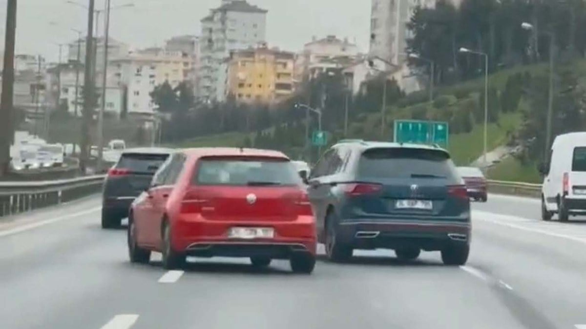 İstanbul’da ilginç anlar! İki sürücünün yol verme inatlaşması