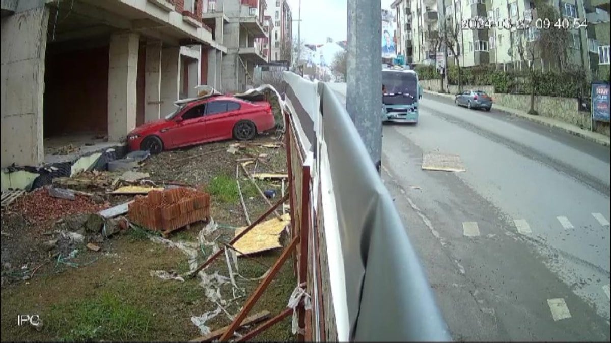 İstanbul’da kaldırımda yürüyen kadının ölümden saniyelerle kurtulduğu anlar