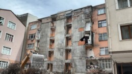 İstanbul’da kentsel dönüşüm paniği! Yan dairenin mutfak duvarı yıkıldı