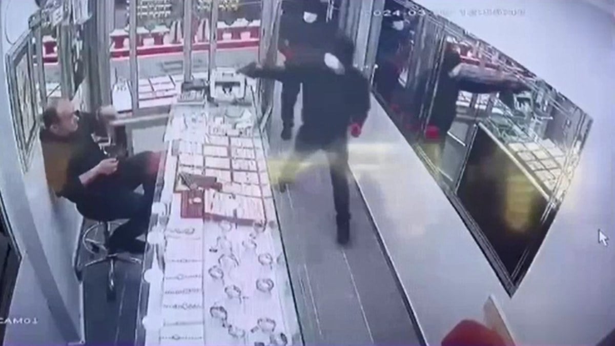 İstanbul’da kuyumcuda korku dolu anlar! Kıskıvrak yakalandılar…