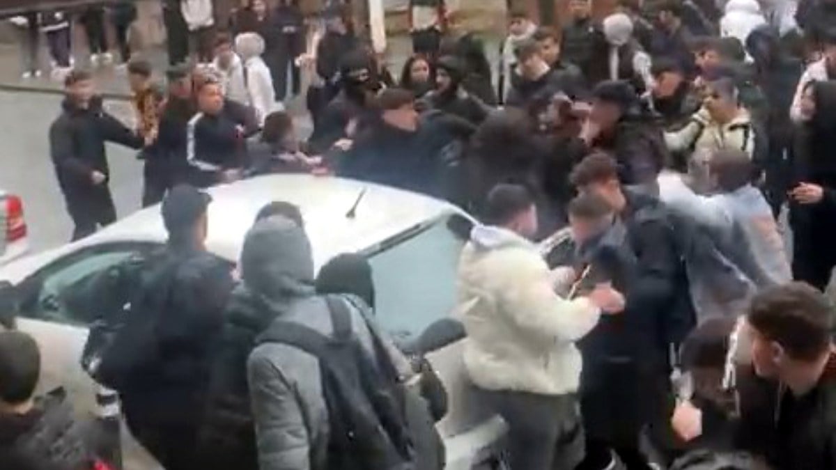İstanbul’da liseliler arasında bıçaklı kavga: 3 yaralı