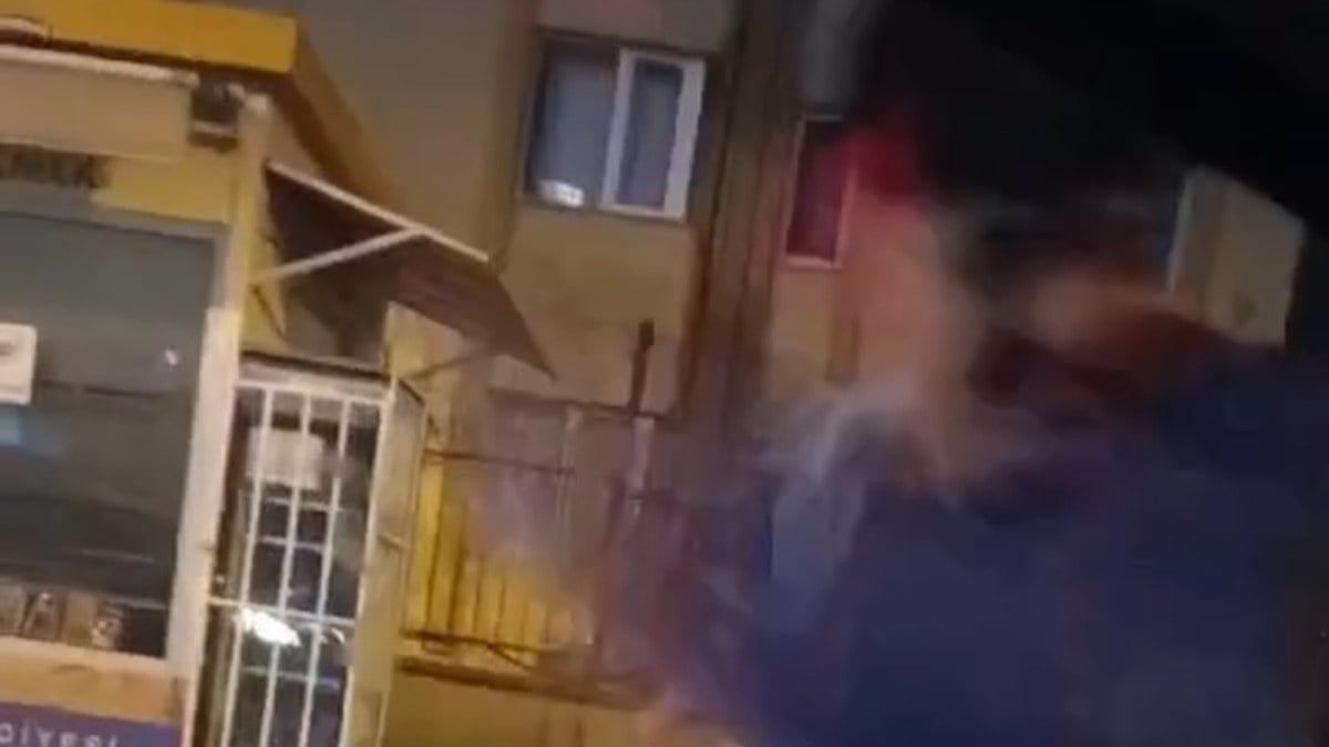 İstanbul’da maganda kaza sonrası aracı tekmeledi!