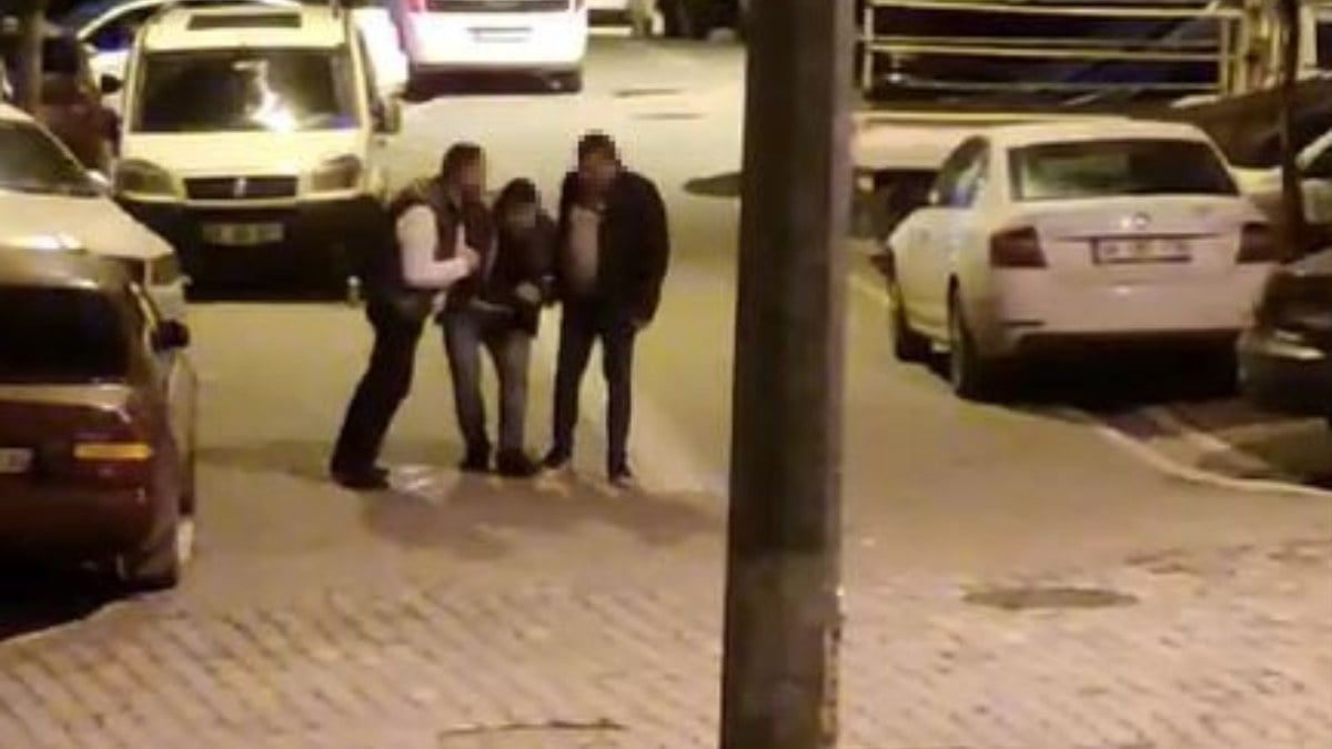 İstanbul’da mahalleliyi rahatsız eden alkollü şahısa vatandaşlardan tepki