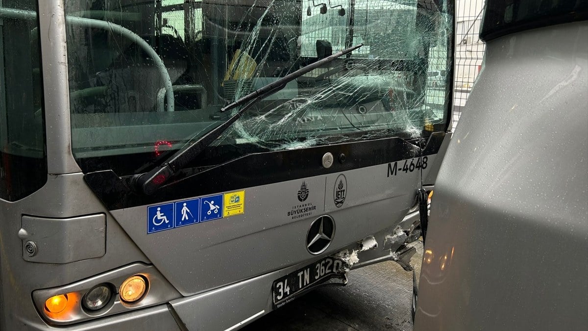 İstanbul’da metrobüs kazası: Maddi hasar meydana geldi