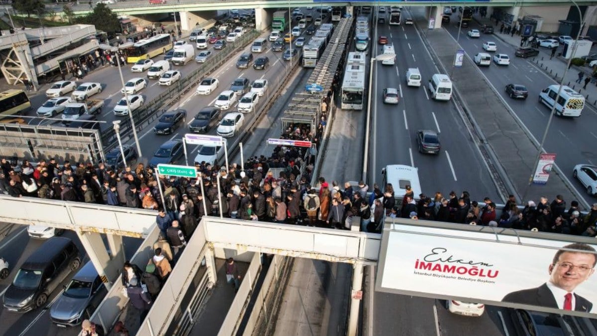 İstanbul’da metrobüs kuyruğu: Vatandaşlar üst geçitte yürüyemedi