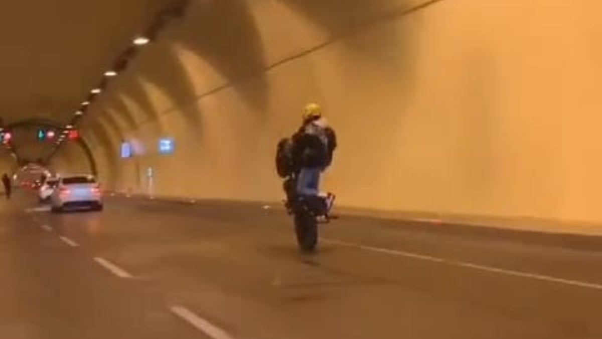 İstanbul’da motosikletinin tek teker üstündeki tehlikeli yolculuğu kamerada