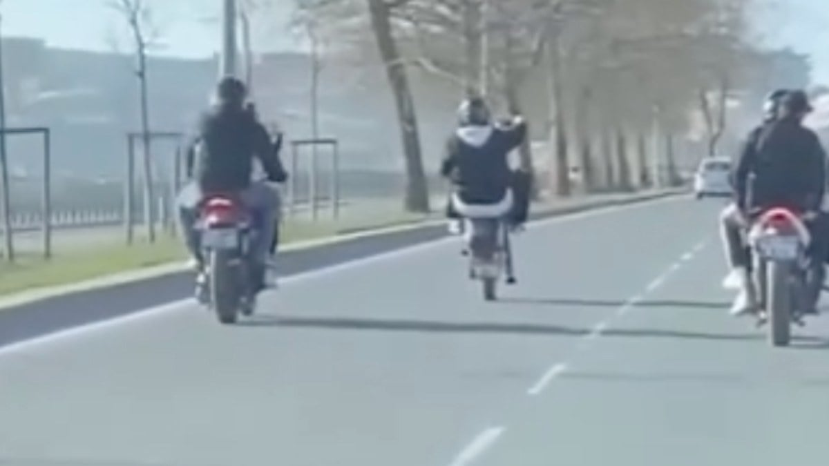 İstanbul’da motosikletli magandaların tehlikeli sürüşü