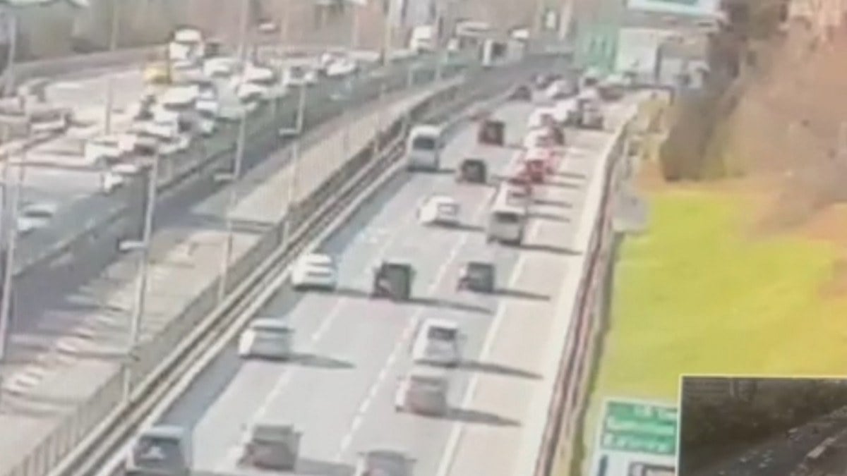 İstanbul’da otomobilin motosikletliye çarptığı kazanın görüntüleri