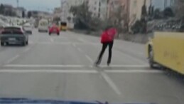 İstanbul’da patenli gençler trafikte tehlike saçtı