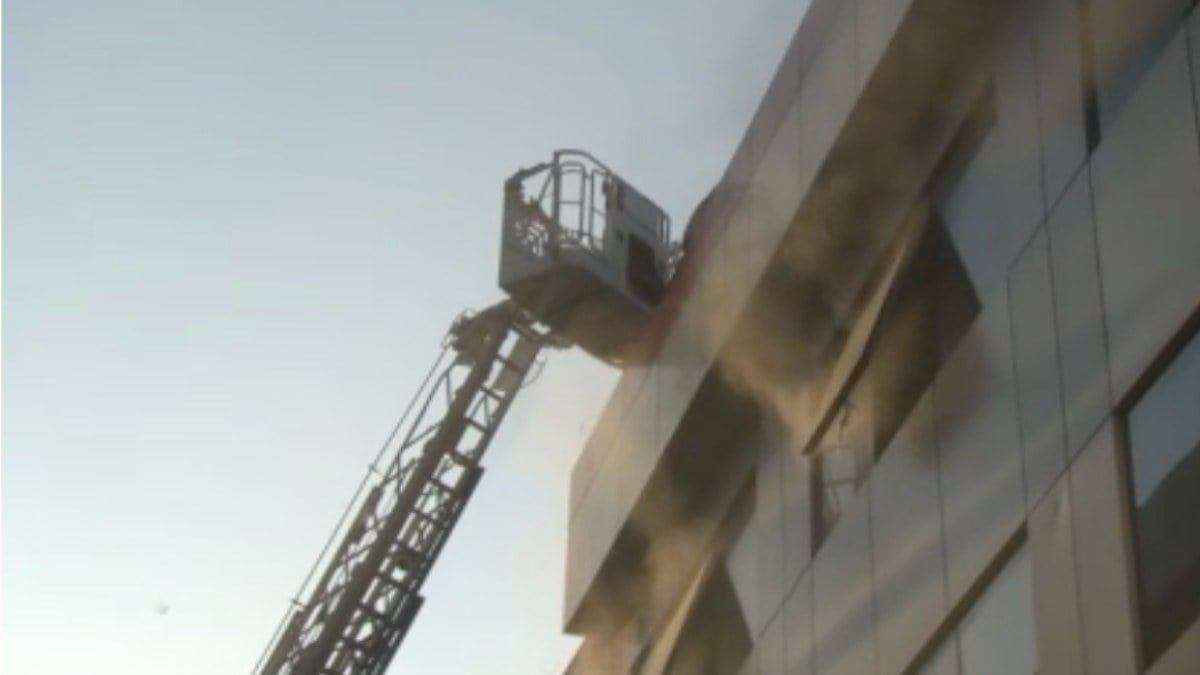 İstanbul’da plastik deposunda çıkan yangında 1’i yaralı 19 kişi kurtarıldı