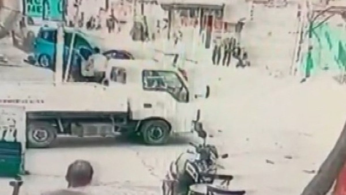 İstanbul’da polisi dur ihtarına uymadılar: Kaçarken park halindeki araçlara çarptılar