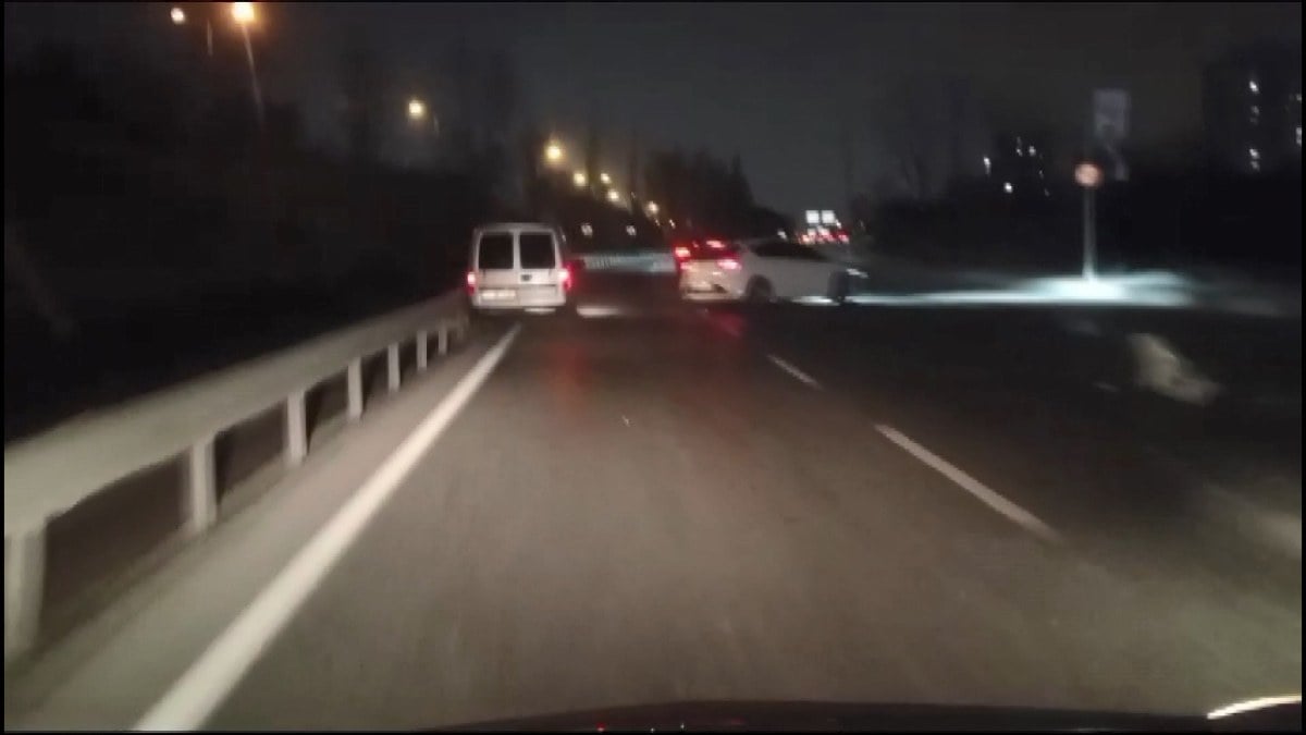 İstanbul’da sinyal vermeden şerit değiştirdi: Panikleyince kaza yaptı