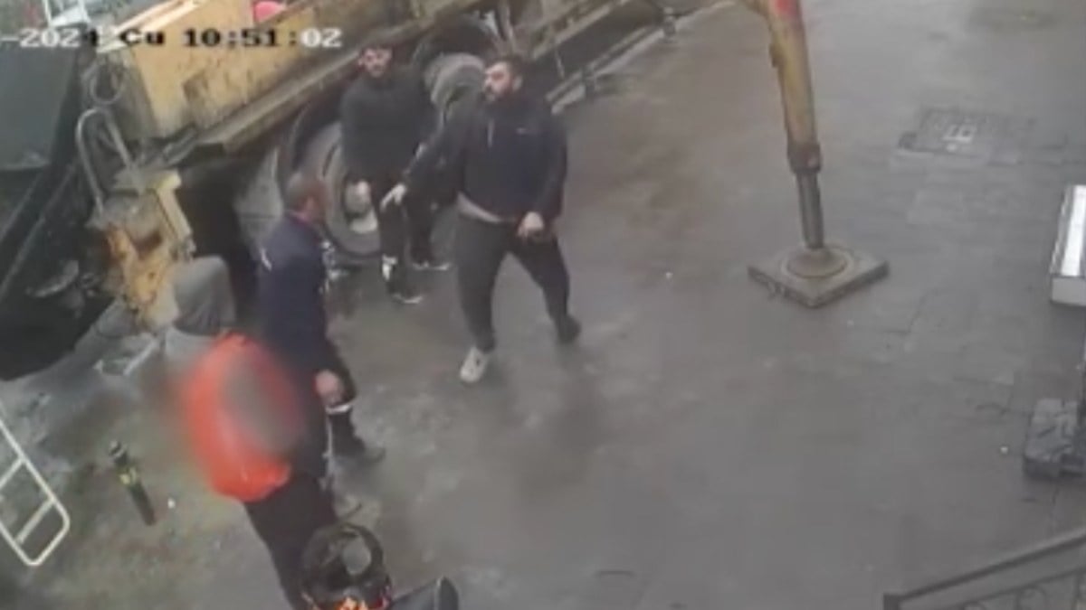 İstanbul’da taraflar arasında çıkan kavgada yumruklar havada uçuştu