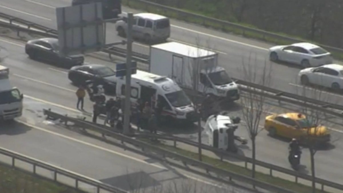 İstanbul’da telefonuna gelen mesaja bakan sürücü kaza yaptı