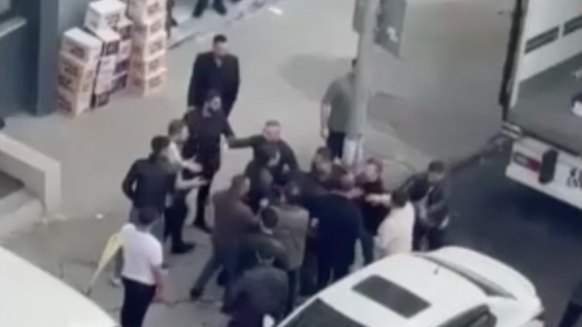 İstanbul’da trafik kavgası: Kafa attı, yediği yumrukla nakavt oldu