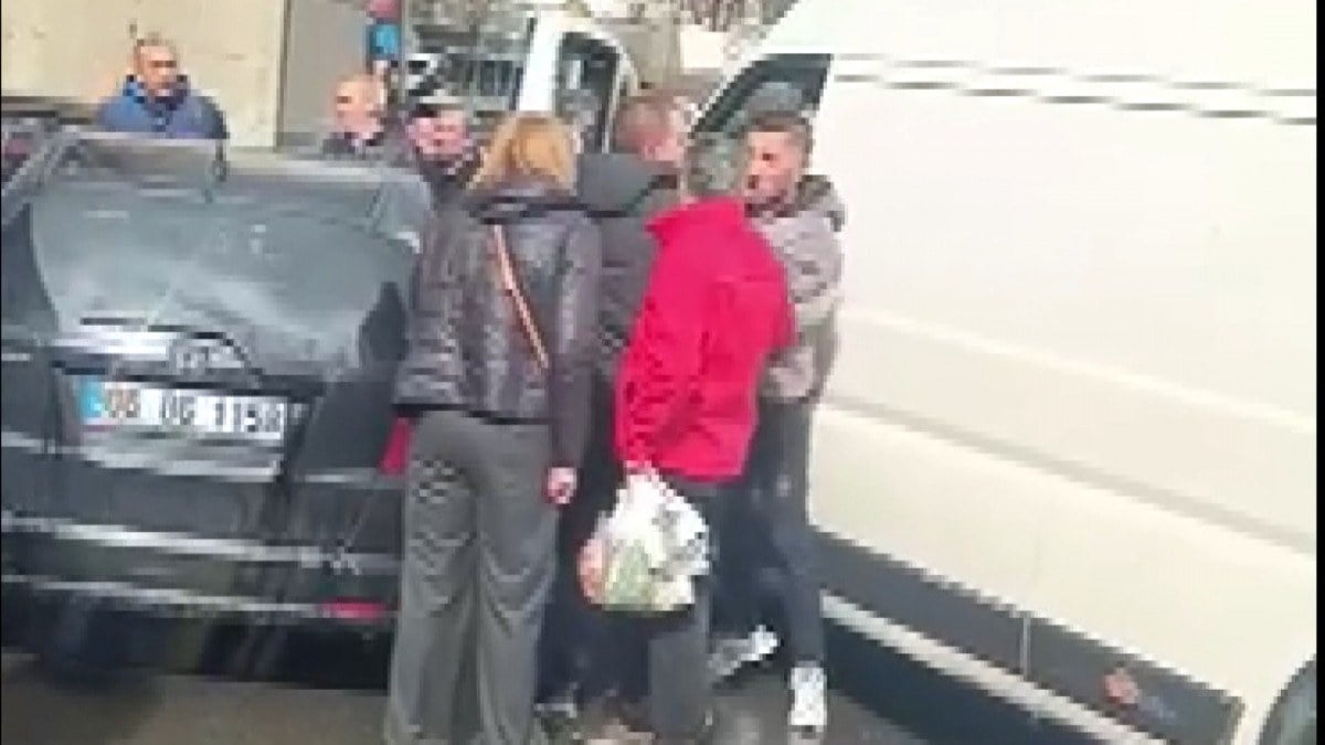 İstanbul’da trafikte kavga! Tartıştığı kadın sürücüye saldırdı