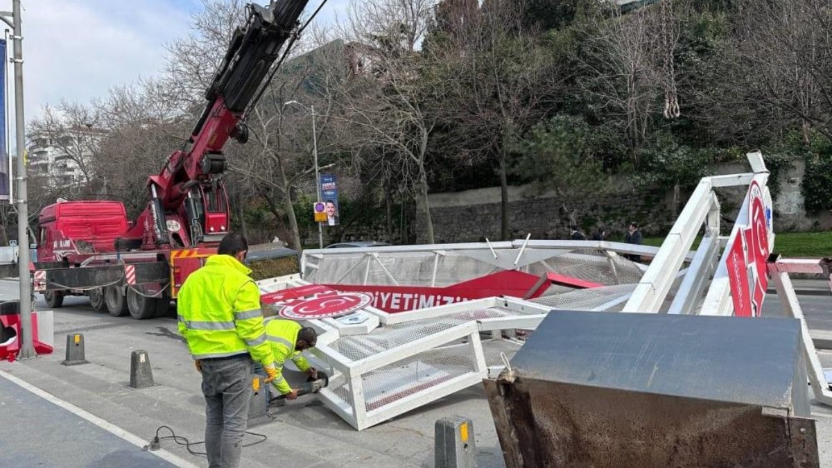 İstanbul’da vinç çarptı, demir platform yola devrildi