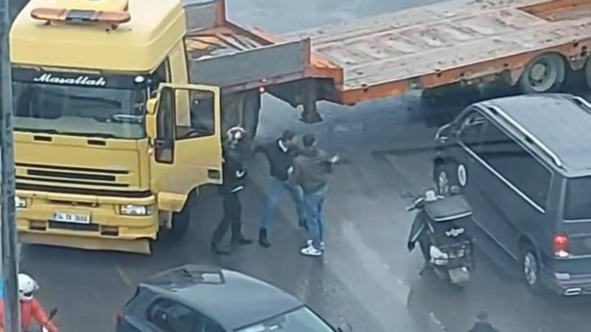 İstanbul’da yol verme kavgasında yumruklar havada uçuştu